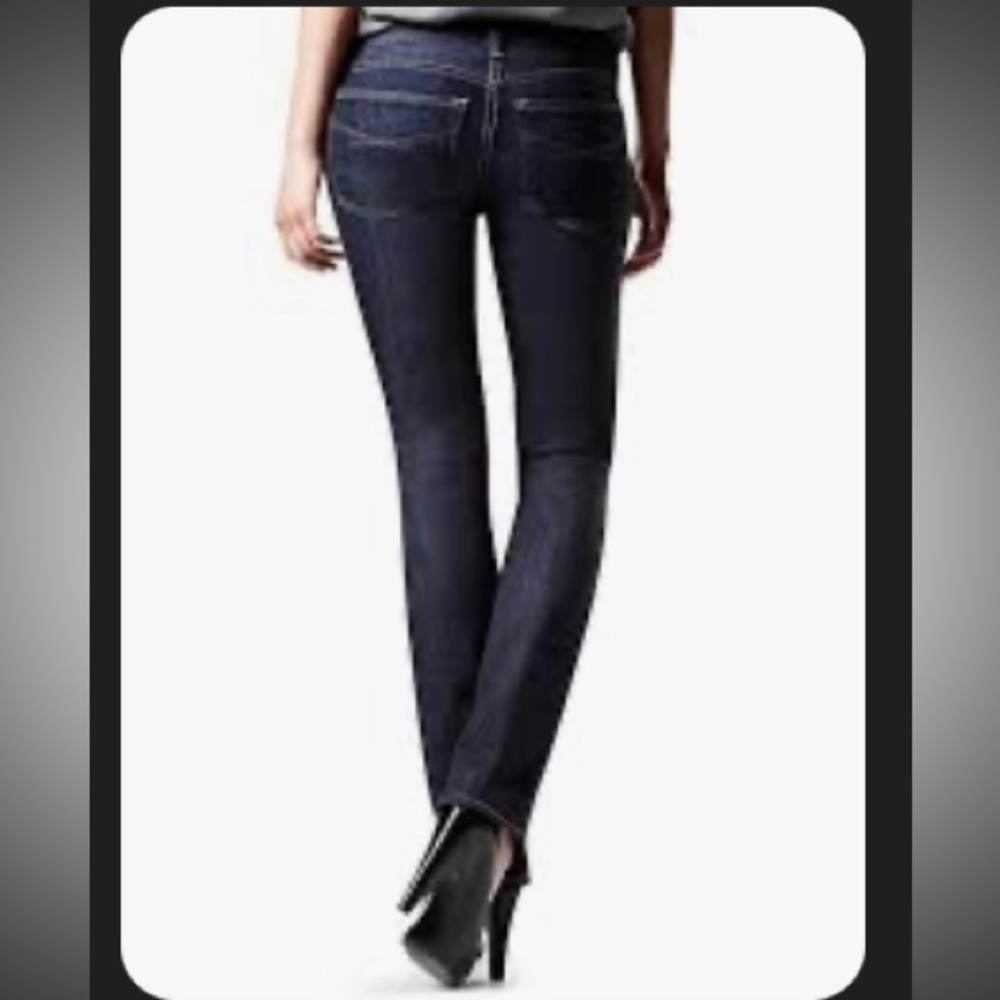 EUC. Gap 1969 “Real Straight” Dark Wash Jeans. Size 28 Short.